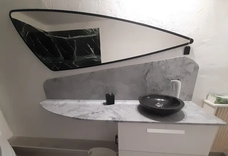 plan-salle-de-bain-quartzite-blanche-miroir-triangle
