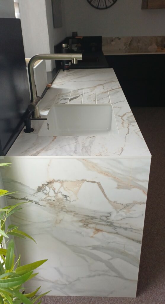 Plan de travail en céramique Laminam Paonazzo à Soublecause