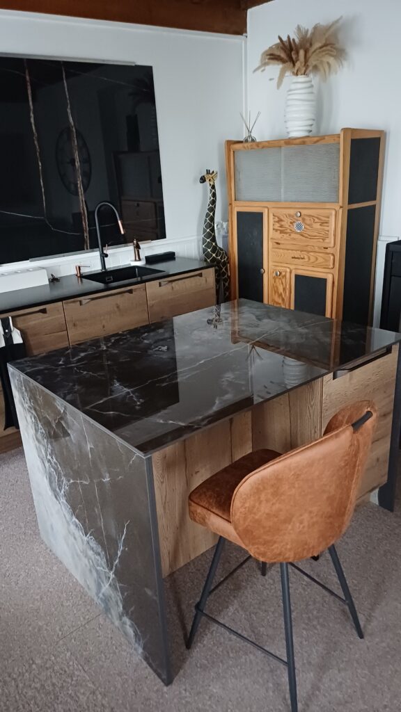 Plan de travail de cuisine sur mesure en céramique Laminam Onice nero à Tarbes