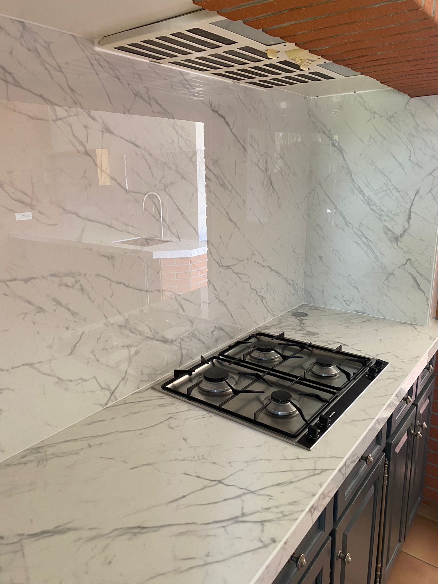 Fabrication et pose de revêtement céramique mural par Tendances Quartz