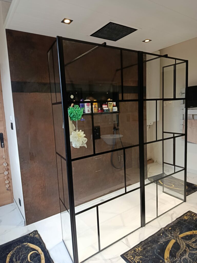 Revêtement mural céramique grand format posé dans une salle de bain